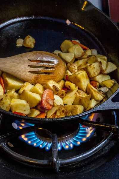 Patate mescolanti in una padella . — Foto Stock