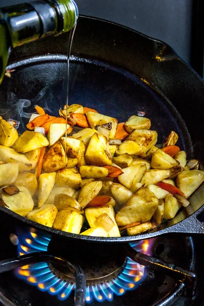 Hälla olja på steka potatis. — Stockfoto