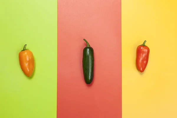 Drei farbige Paprika. — Stockfoto