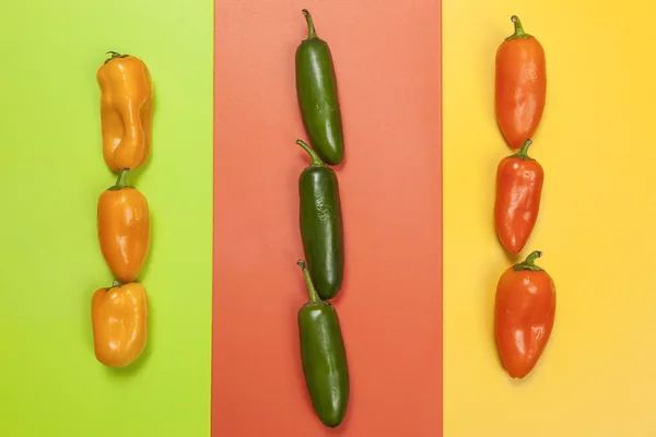 Verschiedene Paprika auf hellem Hintergrund. — Stockfoto