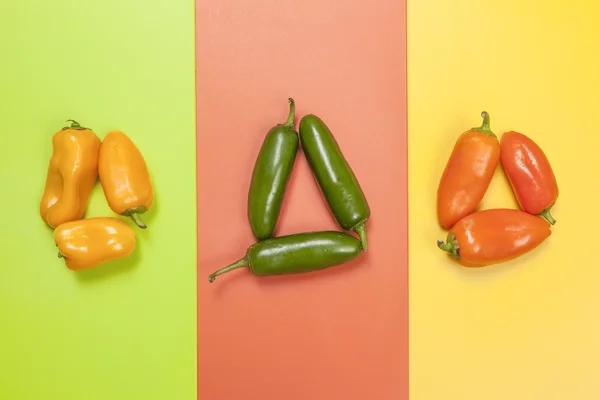 Groepen van levendige kleuren paprika 's. — Stockfoto