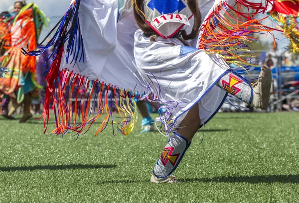 Zamknąć w górę z nogi Kicking to w powwow. — Zdjęcie stockowe