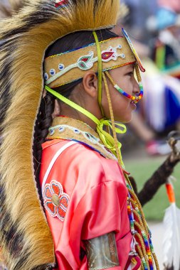 Kızılderili çocuğun yan profili.