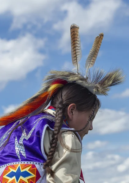 Des plumes sur la tête du garçon . — Photo