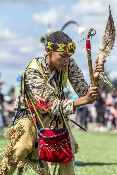 Einheimische amerikanische Powwow-Tanzwettbewerber. — Stockfoto