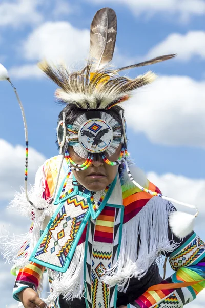 Close-up van tiener in inheemse jurk. — Stockfoto