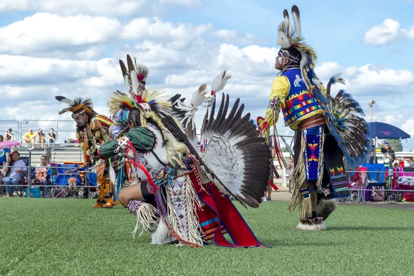 Dançarinos em um powwow nativo americano . — Fotografia de Stock