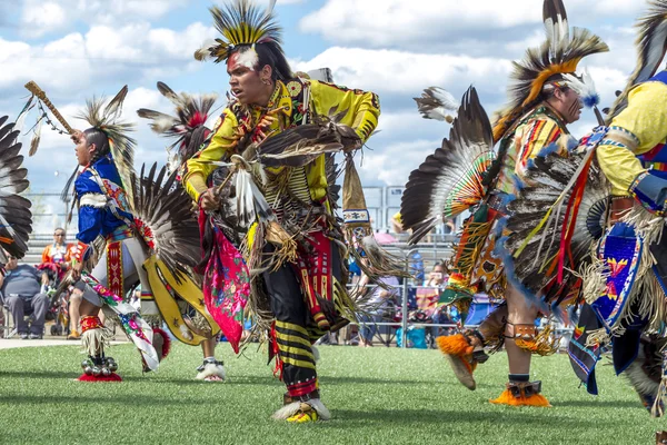 Dançarinos americanos nativos masculinos em powwow . — Fotografia de Stock