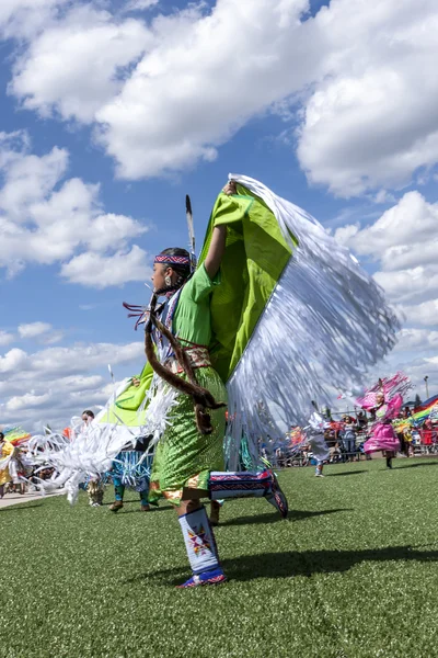 Jeune femme autochtone écartant les bras à la danse . — Photo