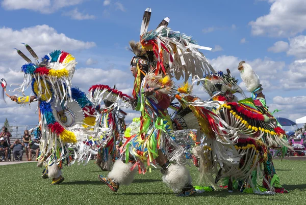 Homens nativos americanos dançando em powwow . — Fotografia de Stock