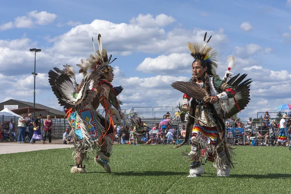 Opposing Native Americans at powwow dance. — Stock Photo, Image
