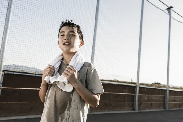 Jongen kijkt klaar voor meer harde trainingen. — Stockfoto