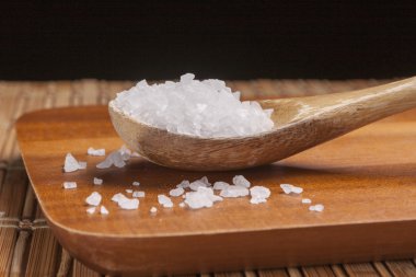 Kaşığı deniz tuzu yakın çekim.