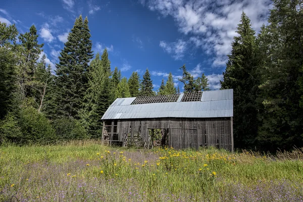 Ancienne grange abandonnée dans le pays . — Photo