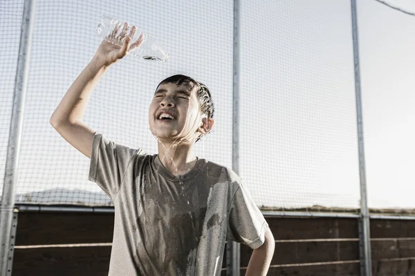 Erleichterung mit kühlem Wasser nach hartem Training. — Stockfoto