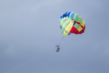 Yukarıda parasailing insanlar.