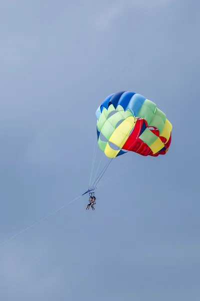 Yukarıda parasailing. — Stok fotoğraf