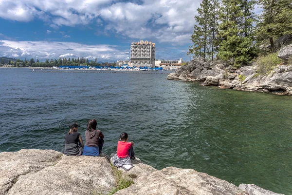 Familia disfrutando de la vista . — Foto de Stock