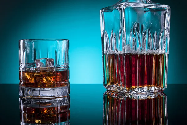 Glas alcohol en glazen fles. — Stockfoto