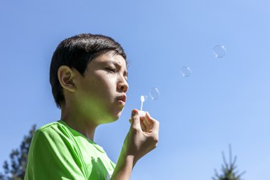 Çocuk küçük kabarcıklar darbeler.