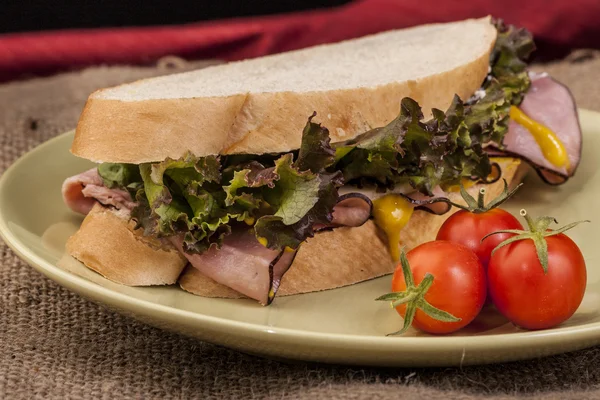 Сэндвич с ветчиной и помидоры черри . — стоковое фото