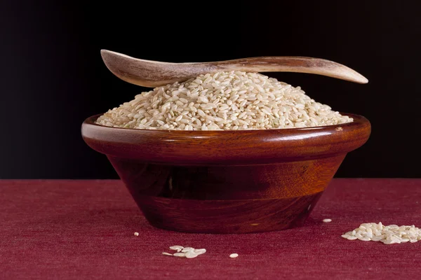 Kom van bruine rijst met lepel. — Stockfoto