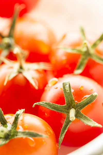 Fel verlicht cherry tomaten. — Stockfoto