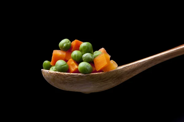 Gemengde groenten op houten lepel. — Stockfoto