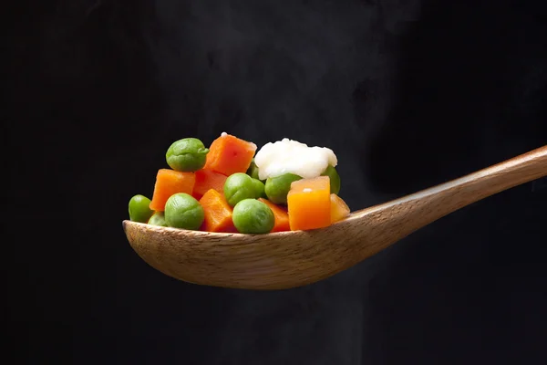 Guisantes y zanahorias al vapor . — Foto de Stock