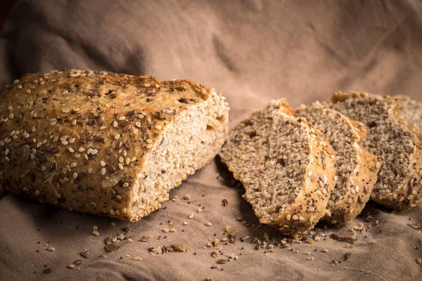 Yakın Çekim Stüdyo Fotoğrafı Bir Somun Buğday Ekmeğinin Dilimlenmiş Hali — Stok fotoğraf