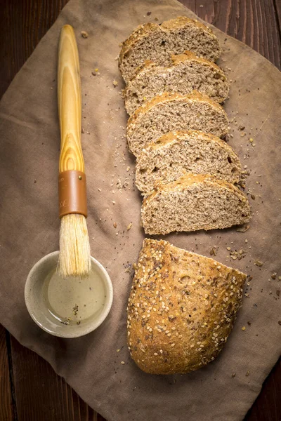 Dilimlenmiş Ekmek Fırça Bir Bardak Zeytinyağı — Stok fotoğraf