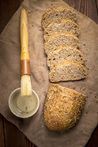 Aperçu Pain Coupé Tranches Une Brosse Une Tasse Huile Olive — Photo