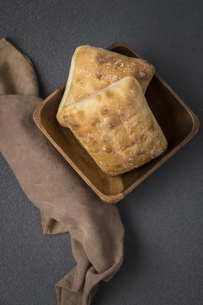 Una Vista General Una Foto Estudio Pan Ciabatta Tazón Madera — Foto de Stock