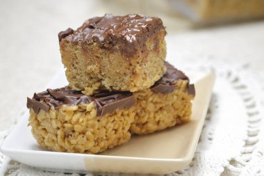 Bir tabakta üç tane pirinç gevreği..