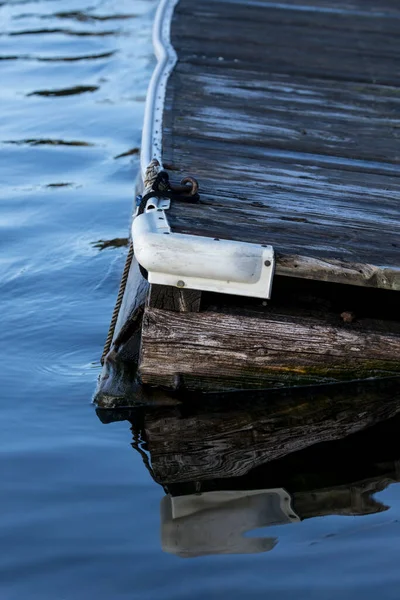 在爱达荷州北部的Coeur Alene湖水中 有一块旧的木制甲板部分被淹没了 — 图库照片
