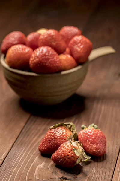 Estudio Foto Tres Fresas Sobre Mesa Con Bol Parte Posterior —  Fotos de Stock