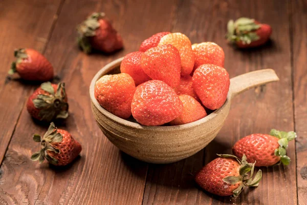 Een Studio Foto Van Een Stelletje Aardbeien Een Kom Een — Stockfoto