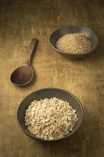 Close Dried Rolled Oats Steel Cut Oats Bowls Wooden Spoon — Stock Photo, Image