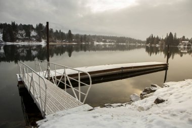 Ione, Washington 'daki küçük bir rıhtımın sakin bir manzarası..