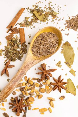 Yemek pişirmek için çeşitli kurutulmuş otlar ve baharatlar..