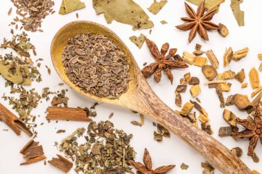 Yemek pişirmek için çeşitli kurutulmuş otlar ve baharatlar..