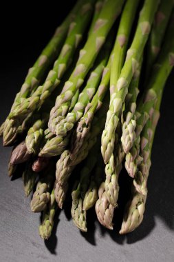 Stüdyo ortamında pişmemiş bir grup kuşkonmaz..