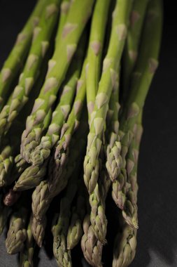 Stüdyo ortamında pişmemiş bir grup kuşkonmaz..