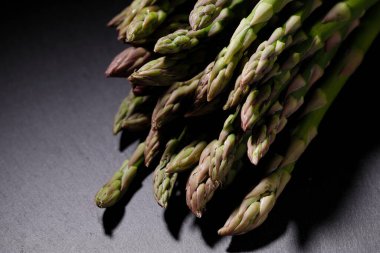 Stüdyo ortamında pişmemiş bir grup kuşkonmaz..