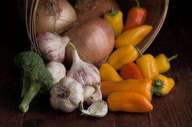 Sergilenen çeşitli sebzeler, brokoli, sarımsak, soğan ve tatlı biberlerin bir stüdyo fotoğrafı..