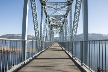 Idaho 'daki Heyburn Eyalet Parkı' nda Coeur d 'Alenes Köprüsü bisiklet yolu üzerinde..