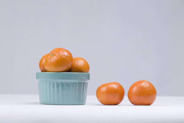 Una Foto Estudio Pequeñas Naranjas Lindas Sobre Fondo Blanco —  Fotos de Stock