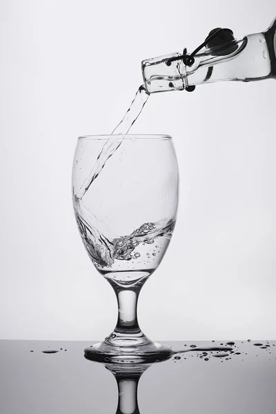 Una Foto Studio Versare Acqua Una Bottiglia Bicchiere Uno Sfondo — Foto Stock