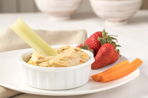 Palo Apio Sumergido Hummus Con Zanahorias Fresas Lateral — Foto de Stock