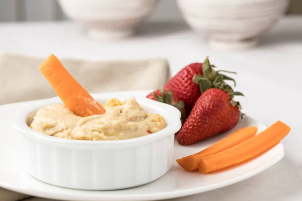 Bâton Carotte Trempé Dans Houmous Avec Des Fraises Sur Côté — Photo